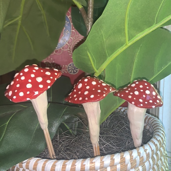 [3] MUSHROOM 🍄 Garden Stakes w/ SPOTS! 🙌🏽❤️🌈 - Picture 4 of 11